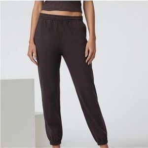 Vuori black boyfriend joggers size medium